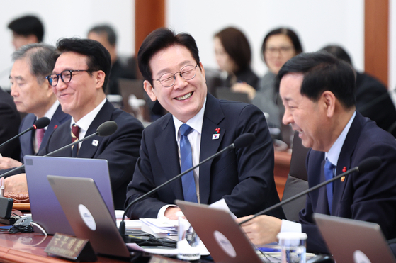 이재명 대통령이 30일 청와대에서 국무회의를 주재하고 있다.   왼쪽부터 조현 외교부 장관, 김민석 국무총리, 이 대통령, 구윤철 부총리 겸 기획재정부 장관. 연합뉴스