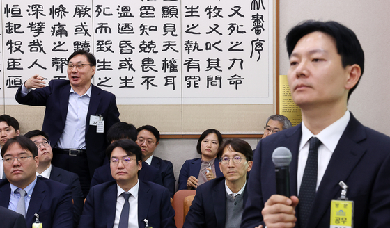 10월 23일 국회 법사위에서 열린 국정감사에 출석한 박상용 검사(맨 앞)와 이화영(맨 뒤) 전 경기도 평화부지사. 박 검사는 이 전 부지사가 연루된 쌍방울 대북 송금 사건을 수사했다. 뉴시스