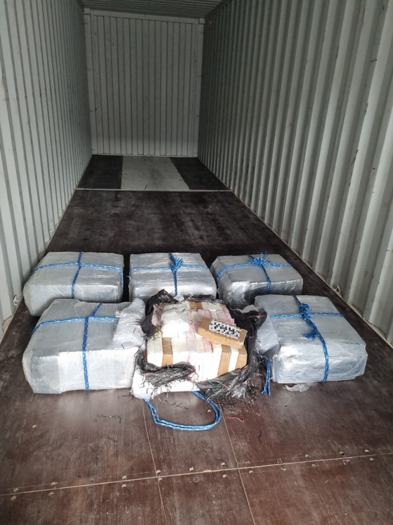 지난 8월 3일 부산항에 입항한 선박 컨테이너에서 발견된 벽돌형 포장 코카인 300kg. 부산본부세관은 중남미 마약조직이 빈 컨테이너로 신고한 컨테이너 내부에 코카인을 숨겼을 것으로 추정했다. 사진 부산본부세관