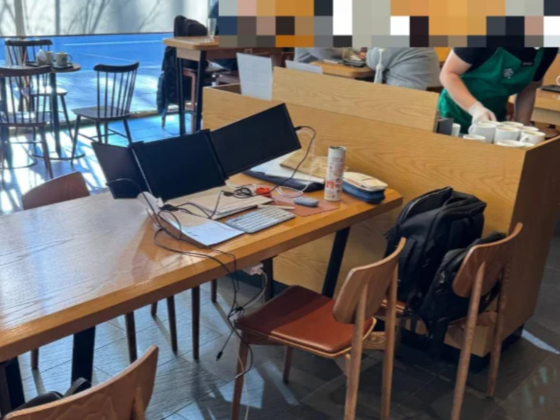 한 손님이 혼자 4개 좌석을 차지하고 앉아 논란이 된 모습. 온라인 커뮤니티 캡처