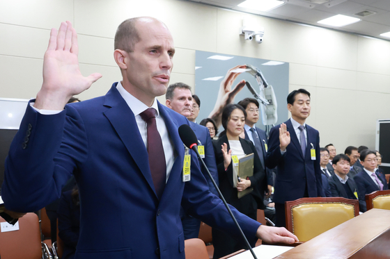 30일 서울 여의도 국회에서 열린 ‘쿠팡 침해사고 및 개인정보 유출, 불공정 거래, 노동환경 실태 파악과 재발방지 대책 마련을 위한 청문회’에 출석한 해럴드 로저스 쿠팡 대표이사가 증인 선서를 하고 있다. 연합뉴스