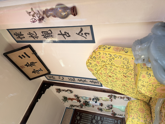 이름이 널리 알려진 삼희당(三希堂)은 양심전의 서난각(西暖閣)에 자리한 서재다. 원래 건륭제의 서재로 온실(溫室)로 불렸다. 건륭 연간에 수집한 세 점의 진귀한 서예 작품을 이곳에 보관하고 감상했다. 세 작품은 왕희지(王羲之)의 쾌설시청첩(快雪時晴帖), 왕헌지(王獻之)의 중추첩(中秋帖), 왕순(王珣)의 백원첩(伯遠帖)을 말한다. 삼희는 또 “선비는 현인을, 현인은 성인을, 성인은 하늘을 희구한다(士希賢 賢希聖 聖希天)”는 수양의 격언을 담고 있다. 벽에는 도자기 꽃병 13개의 벽병(壁甁)이 걸려 있다. 신경진 특파원