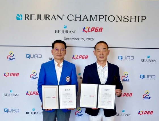 KLPGA 김상열 회장(왼쪽)과 파마리서치 정상수 회장이 29일 KLPGA 투어 새 개막전인 리쥬란 챔피언십 조인식을 열었다. 사진 KLPGA