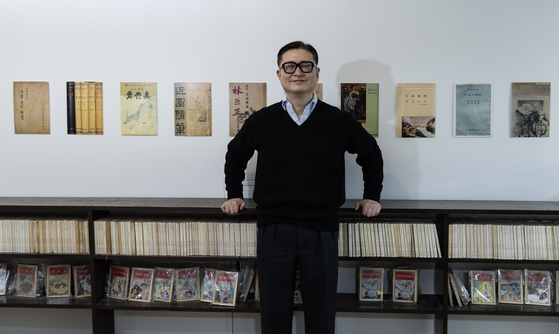정상준 을유문화사 대표. 뒤편 벽면에 을유문화사가 펴냈던 주요한 책들의 표지 이미지가 붙어 있다. [권혁재 사진전문기자].