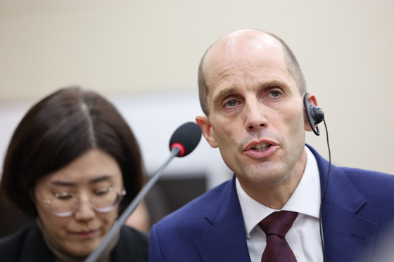 해롤드 로저스 쿠팡 임시대표가 30일 서울 여의도 국회에서 열린 제430회국회(임시회) 쿠팡 침해사고 및 개인정보 유출, 불공정 거래, 노동환경 실태 파악과 재발방지 대책 마련을 위한 연석 청문회에서 질문에 답하고 있다. 뉴스1