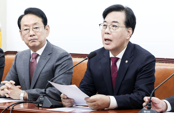 송언석 국민의힘 원내대표가 30일 오전 국회에서 열린 원내대책회의에 참석해 발언하고 있다. 김성룡 기자