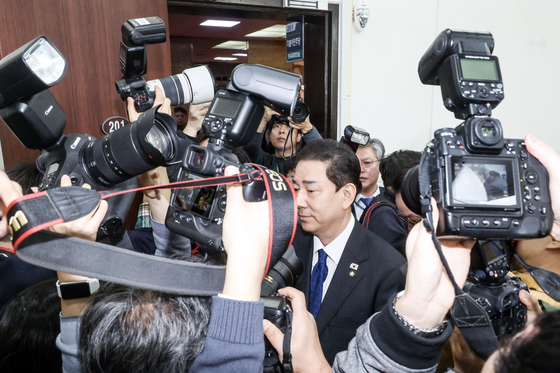 김병기 더불어민주당 원내대표가 30일 오전 국회에서 열린 원내대책회의에서 사퇴의사를 밝힌 뒤 퇴장하고 있다. 김성룡 기자