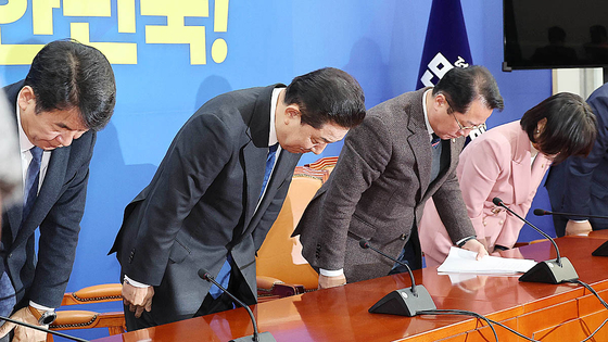  김병기 더불어민주당 원내대표(왼쪽 둘째)가 30일 국회에서 원내대표직 사퇴를 밝힌 뒤 인사히고 있다. 임현동 기자