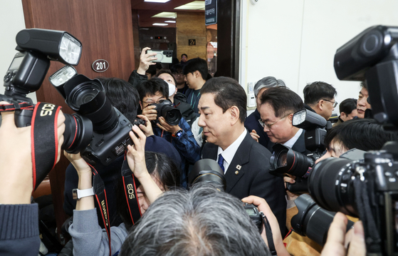 김병기 더불어민주당 원내대표가 30일 오전 국회에서 열린 원내대책회의에서 사퇴의사를 밝힌 뒤 퇴장하고 있다. 김성룡 기자