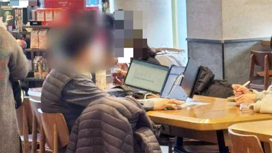 한 손님이 혼자 4개 좌석을 차지하고 앉아 논란이 된 모습. 온라인 커뮤니티 캡처