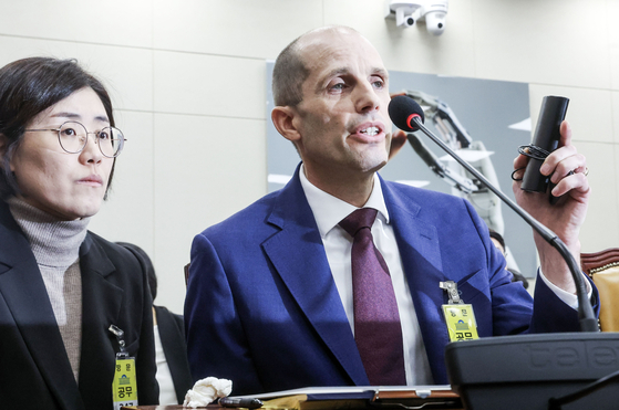 30일 국회에서 열린 '쿠팡 침해사고 및 개인정보 유출, 불공정 거래, 노동환경 실태 파악과 재발방지 대책 마련을 위한 청문회'에 출석한 해롤드 로저스 쿠팡 임시대표가 동시통역기를 착용하고 있다. 김성룡 기자