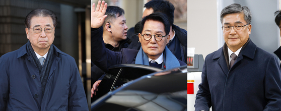 '서해 공무원 피격 사건' 은폐 시도 및 '월북 몰이' 혐의로 기소된 서훈 전 국가안보실장(왼쪽부터), 박지원 전 국가정보원장, 서욱 전 국방부 장관이 26일 오후 서울 서초구 서울중앙지방법원에서 열린 '서해피격 은폐 의혹' 1심 선고 공판에서 무죄를 선고받은 후 소감을 밝히고 있다. 뉴스1