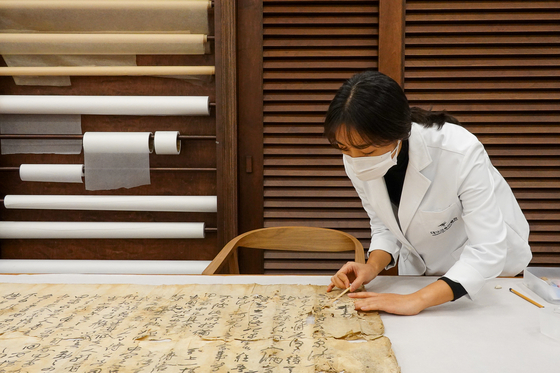대구시 수성구 대구간송미술관 수리복원 전문 학예사가 권문해유서(예천박물관 소장)의 수리복원 과정을 진행하고 있다. [사진 대구간송미술관]