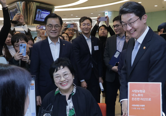 지난 10월 이억원 금융위원장이 사망보험금 유동화 제도 시행 현황을 점검하는 모습. 뉴스1