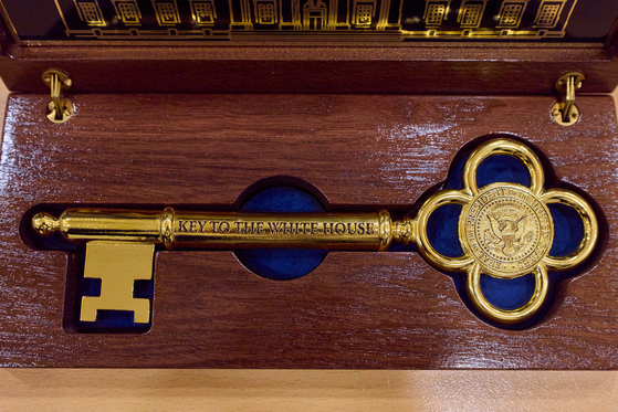 청와대가 30일 SNS에 공개한 이재명 대통령이 도널드 트럼프 미국 대통령으로부터 선물 받은 '백악관 황금열쇠' 모습.   이 황금열쇠는 트럼프 대통령이 10월 방한 당시 받은 신라금관 모형에 대한 답례로, 16일 강경화 주미대사와의 환담 자리에서 전달한 백악관 제작 5개 중 마지막 열쇠다. 연합뉴스