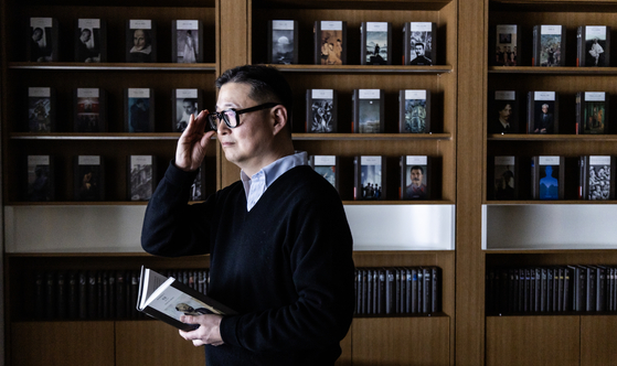 정상준. 을유문화사 대표. 뒤편 서가에 '을유세계문학전집' 시리즈가 보인다.[권혁재 사진전문기자]