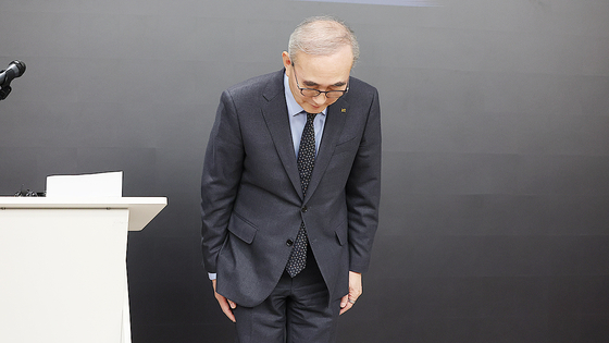  김영섭 KT 대표가 30일 오후 서울 종로구 KT광화문빌딩에서 열린 정보보안 혁신방안 기자브리핑에서 침해사고와 관련해 고개 숙여 사과하고 있다. 뉴스1
