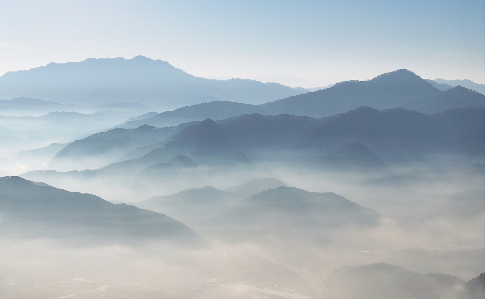 기상청에 따르면 30일 오전 사이 전국 내륙을 중심으로 가시거리 1㎞ 미만의 안개가 끼는 곳이 있겠다. 사진은 이날 강원도 홍천군 일대 모습. 연합뉴스
