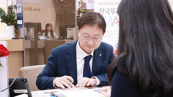  이찬진 금융감독원장이 지난 23일 서울 여의도 한국투자증권 본사에서 IMA에 직접 가입하고 있다. IMA는 모험자본 공급 활성화를 위해 도입·출시됐다. 금융감독원 제공