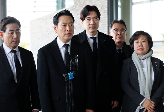 장동혁 국민의힘 대표(왼쪽 둘째)가 29일 전남 해남군 현장 시찰에 앞서 취재진의 질문에 답하고 있다. 정 대표는 이혜훈 전 의원이 이재명 정부 초대 기획예산처 장관 후보자 제안을 수용한 것과 관련해 “당을 배신한 인사들에 대해서는 오히려 과감한 조치가 필요하다”고 말했다. [연합뉴스]