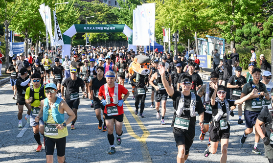 지난 9월 27일 경기 용인시 한국외국어대학교 글로벌캠퍼스에서 건군 77주년 국군의 날을 기념해 열린 '2025 ROK Army 트레일러닝 10.1 Mile'에서 대회 참가자들이 트레일러닝 코스를 달리고 있다. 육군 제공. 뉴스1
