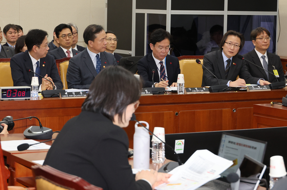 주병기 공정거래위원장(왼쪽 네번째)이 31일 국회 과학기술정보방송통신위원회에서 열린 쿠팡 청문회에서 위원들의 질의에 답하고 있다. 연합뉴스