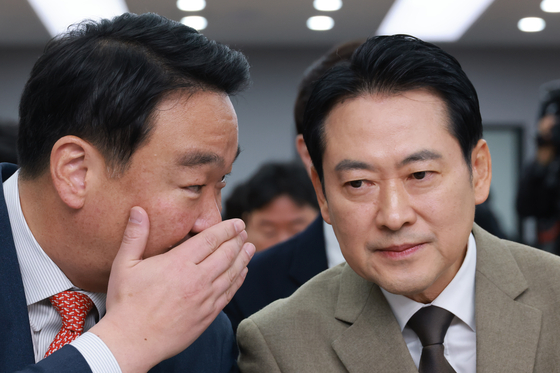 장동혁 국민의힘 대표가 31일 서울 여의도 국민의힘 중앙당사에서 열린 사무처 당직자 종무식에 참석해 정희용 사무총장과 대화하고 있다. 연합뉴스