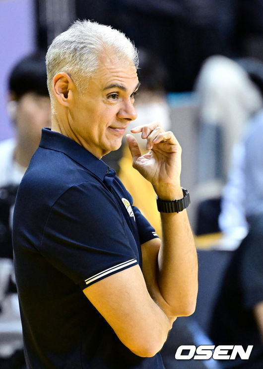 KB손해보험 스타즈 레오나르도 카르발류 감독. /OSEN DB