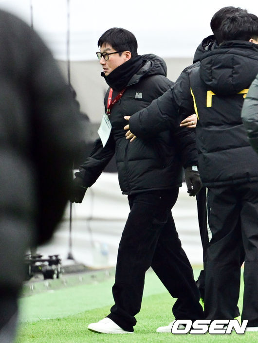 [OSEN=상암월드컵경기장, 조은정 기자] 2025 하나은행 코리아컵 전북FC와 광주FC의 결승전이 6일 서울 마포구 서울월드컵경기장에서 열렸다.<br /><br />시민구단 광주는 사상 첫 코리안컵 우승에 도전, 전북은 올해 K리그1 우승에 이어 두 번째 더블을 노린다.<br /><br />전반 광주 이정효 감독이 레드카드 퇴장 당하고 있다. 2025.12.06 /cej@osen.co.kr