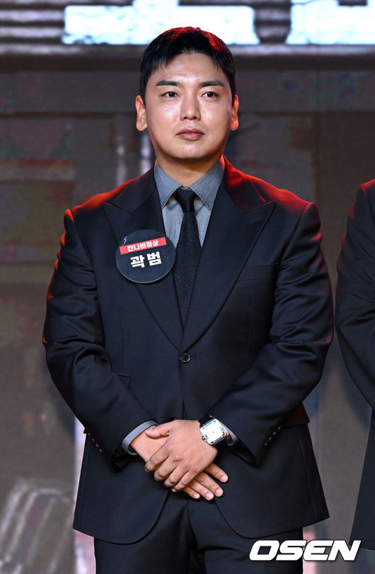 [OSEN=이대선 기자] 14일 오전 서울 동대문 브이스페이스에서 넷플릭스 예능 ‘코미디 리벤지’ 제작발표회가 열렸다.‘코미디 리벤지’는 ‘코미디 로얄’ 우승팀 이경규팀이 판을 깔고 K-코미디 대표주자들이 각잡고 웃음 터뜨리는 코미디 컴피티션이다.코미디언 곽범이 포토타임을 가지고 있다. 2024.10.14 /sunday@osen.co.kr