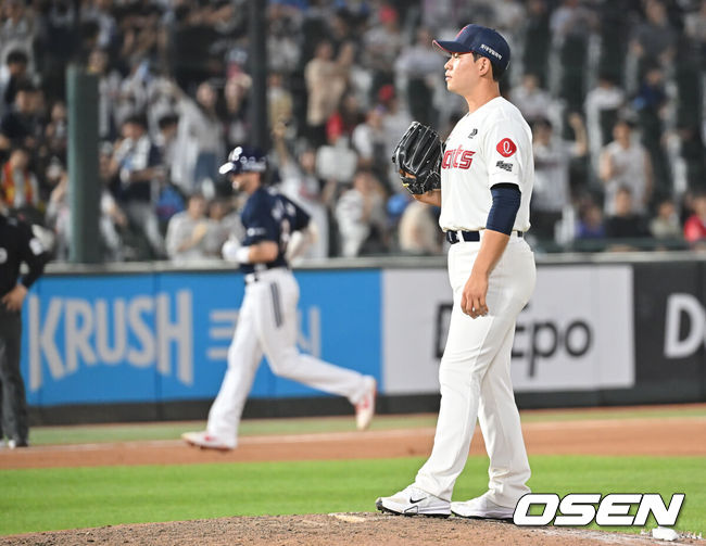 [OSEN=부산, 이석우 기자] 8일 부산 사직야구장에서 2025 신한 SOL 뱅크 KBO 리그 롯데 자이언츠와 두산 베어스의 경기가 열렸다. 홈팀 롯데는 홍민기가, 방문팀 두산은 최민석이 선발 출전했다.롯데 자이언츠 김진욱이 8회초 무사 1루 두산 베어스 케이브에게 우월 동점 2점 홈런을 맞고 아쉬워하고 있다. 2025.07.08 / foto0307@osen.co.kr