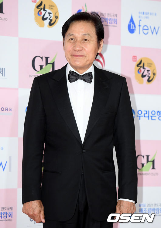 [OSEN=조은정 기자]3일 오후 서울 광진구 그랜드 워커힐 서울에서 제 56회 대종상 영화제(2020) 레드카펫 행사가 열렸다.베우 안성기가 포즈를 취하며 레드카펫을 밟고 있다. /cej@osen.co.kr