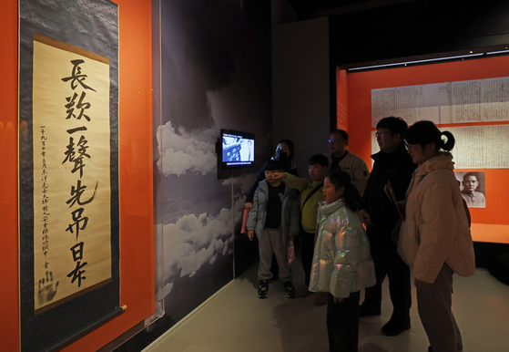 경기도 용인시 경기도박물관에서 열리고 있는 특별전 '동양지사, 안중근-통일이 독립이다'에서 관람객들이 안중근 의사의 유묵 '장탄일성 선조일본(長歎一聲 先弔日本)'을 살펴보고 있다. 이 유묵은 내년 9월 파주 임진각 평화누리에 문을 여는 안중근 평화센터에도 전시된다. 연합뉴스