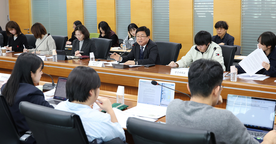 지난 30일 서울역 인근 회의실에서 최교진 교육부 장관이 총학생회 단체와 대학 등록금과 관련한 대화를 나누고 있다. 사진 교육부