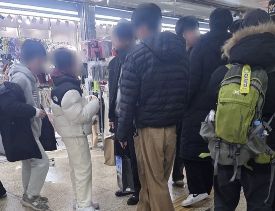 개그맨 김영민이 홍대입구역에서 촬영한 사진. 초등학생들이 노인들을 괴롭히자 지나가던 고등학생들이 나무라고 있다. 온라인 커뮤니티 캡처