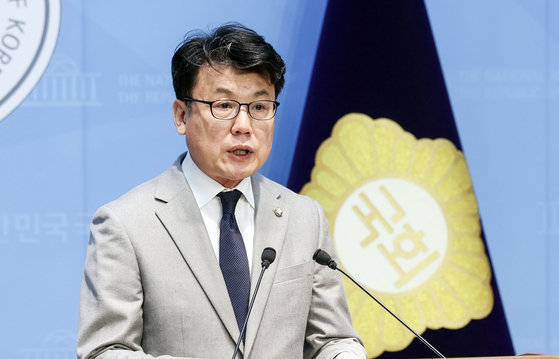 진성준 더불어민주당 의원이 31일 오전 국회 소통관에서 원내대표 보궐선거 출마 선언을 하고 있다. 김성룡 기자