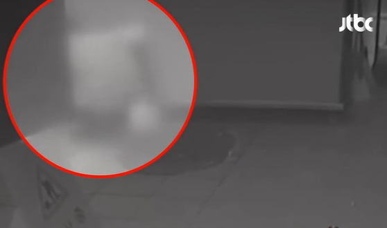 지난 13일 외국인 남성 A씨가 서울 마포구의 한 술집에 무단 침입해 용변을 봤다. 사진 JTBC 캡처