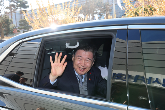 유철환 국민권익위원장이 31일 정부세종청사 7동 대회의실에서 열린 이임식을 마친 뒤 청사를 떠나고 있다. 연합뉴스