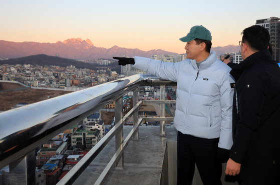 오세훈 서울시장이 서울 성북구 북부간선도로 고가 인근 강북횡단 지하고속도로 사업 현장을 찾아 둘러보고 있다. [뉴스1]