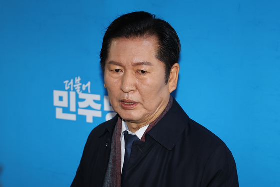 정청래 더불어민주당 대표가 30일 서울 여의도 국회에서 김병기 원내대표의 사퇴와 관련해 입장을 밝히고 있다. 연합뉴스