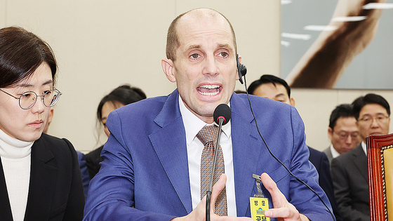 해롤드 로저스 쿠팡 임시대표가 31일 국회 과학기술정보방송통신위원회에서 열린 쿠팡 침해사고 및 개인정보 유출, 불공정 거래, 노동환경 실태 파악과 재발 방지 대책 마련을 위한 청문회에서 위원 질의에 답하고 있다. 연합뉴스