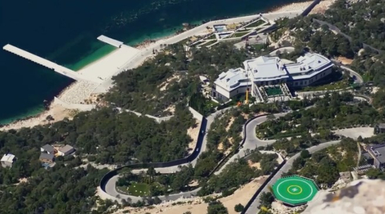 케이프 아야(Cape Aya) 절벽 위에 자리한 푸틴의 초호화 별장. 사진 홈페이지 캡처