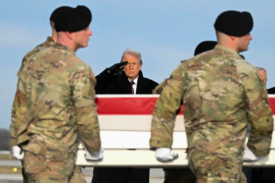 시리아서 피격 사망 미군 병사 귀환·운구 행사 참석한 트럼프. AFP=연합뉴스