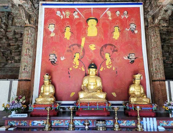 국가유산청은 '가평 현등사 아미타여래설법도', '임실 진구사지 석조비로자나불좌상', '양산 신흥사 석조석가여래삼존좌상 및 복장유물' 등 3건을 보물로 지정할 예정이라고 31일 밝혔다. 경남 양산 신흥사의 불상은 1682년에 완성해 봉안한 작품이다.   사진은 '양산 신흥사 석조석가여래삼존좌상 및 복장유물'. 사진 국가유산청