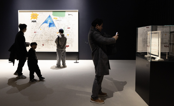 바스키아 특별전 중 '단어의 신전' 섹션의 중심에는 글자로 빼곡한 대형 그림 '무제'(1986)가 자리잡고 있다. 전민규 기자