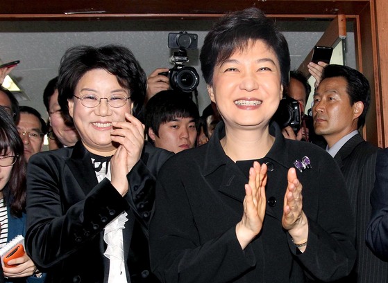 2012년 당시 박근혜 새누리당 비상대책위원장과 이혜훈 종합상황실장(왼쪽)이 박수를 치고 있다. 중앙포토