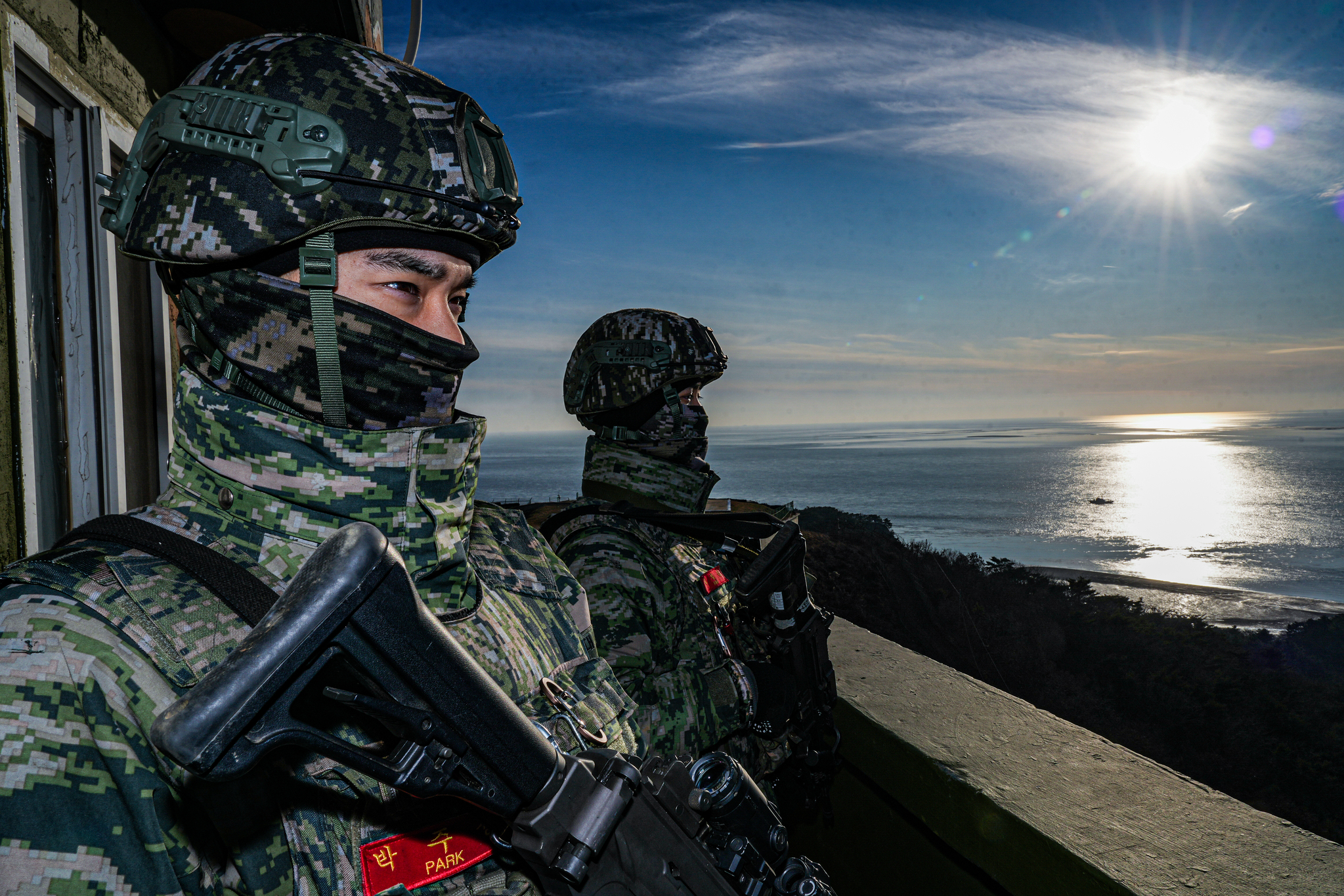 22일 말도에서 해병대 장병들이 해안경계작전 간 전방을 주시하고 있다. 사진 해병대