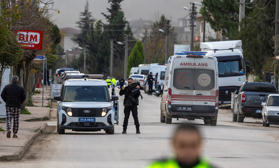 29일(현지시간) 튀르키예 얄로바주에서 경찰이 이슬람국가(IS) 용의자 은신처로 의심되는 주택을 급습한 뒤 현장으로 향하는 도로를 통제하고 있다. 로이터=연합뉴스