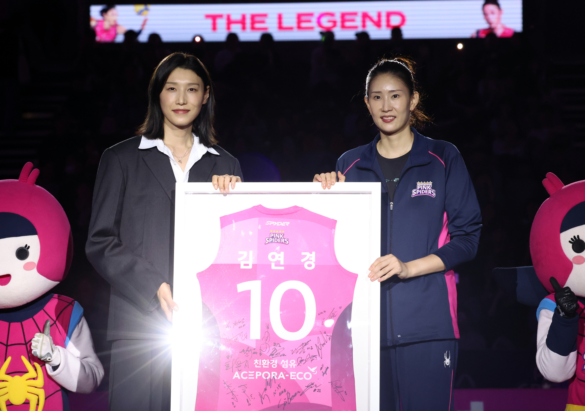 지난 10월 은퇴식을 치른 김연경(왼쪽). 뉴스1