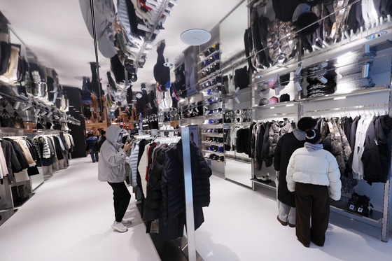 11일 서울 용산구 아이파크몰에 개장한 '무신사 메가스토어 용산'을 찾은 시민들이 매장을 둘러보고 있다. 연합뉴스